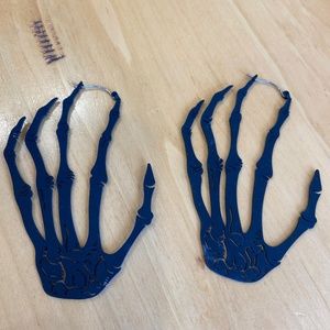 Skeleton hand earrings in black metal